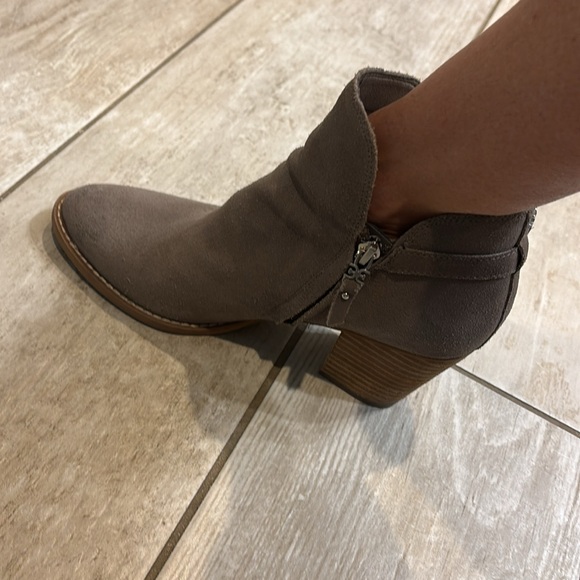 Taupe suede ankle boots - Picture 6 of 8